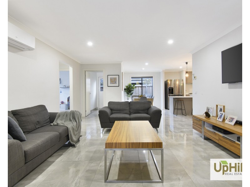 18 Thoroughbred Drive, Clyde North VIC 3978