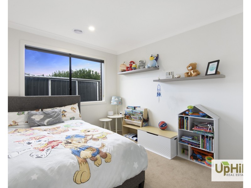 18 Thoroughbred Drive, Clyde North VIC 3978