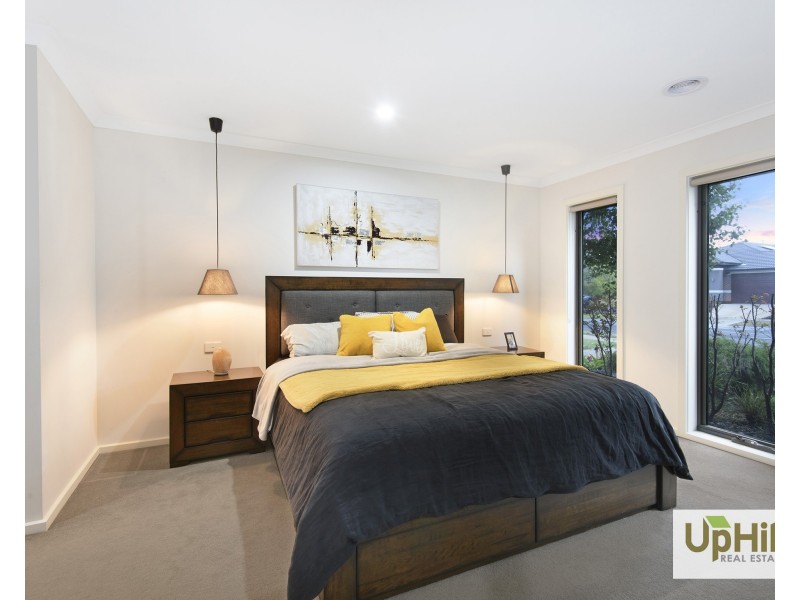 18 Thoroughbred Drive, Clyde North VIC 3978