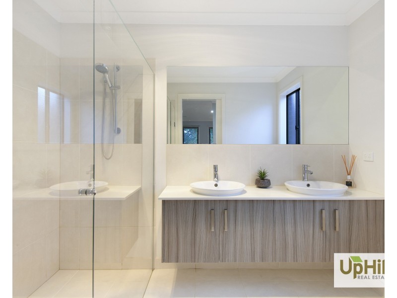 18 Thoroughbred Drive, Clyde North VIC 3978