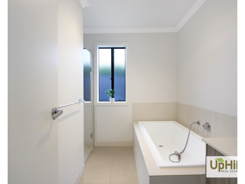 18 Thoroughbred Drive, Clyde North VIC 3978