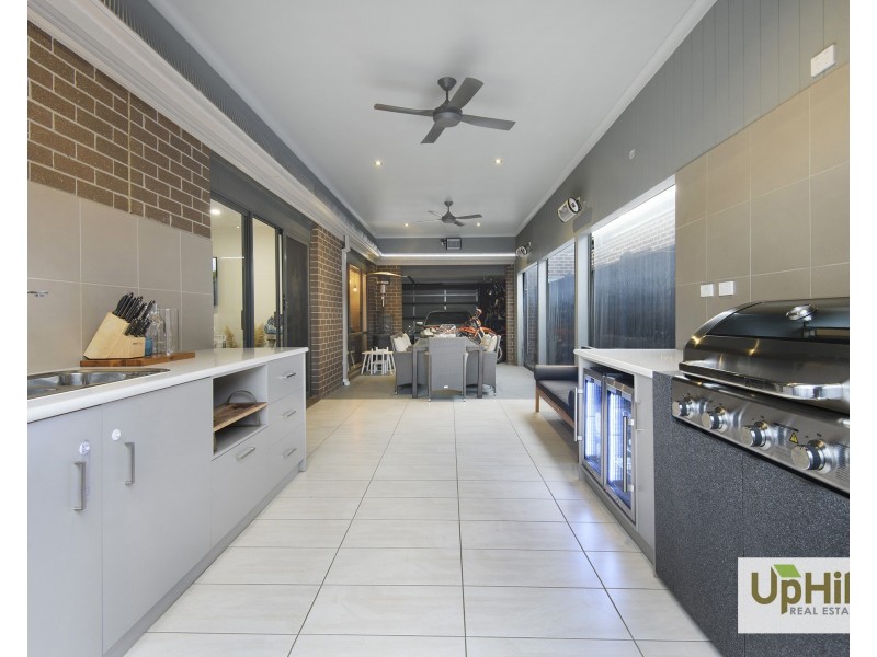 18 Thoroughbred Drive, Clyde North VIC 3978