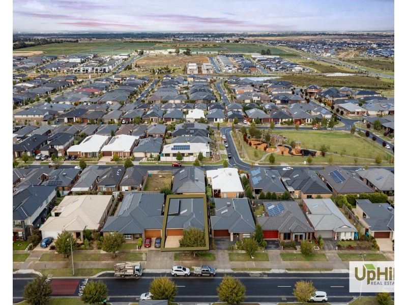 18 Thoroughbred Drive, Clyde North VIC 3978