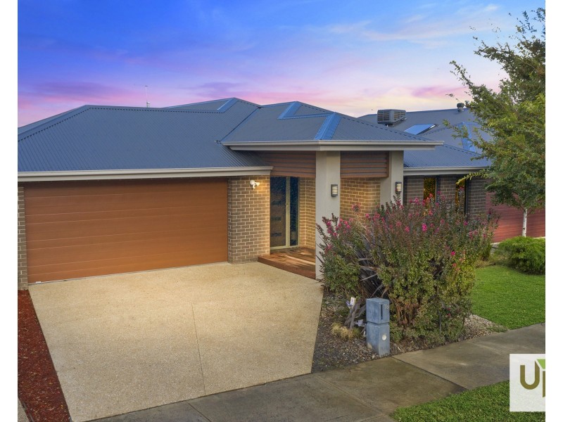 18 Thoroughbred Drive, Clyde North VIC 3978