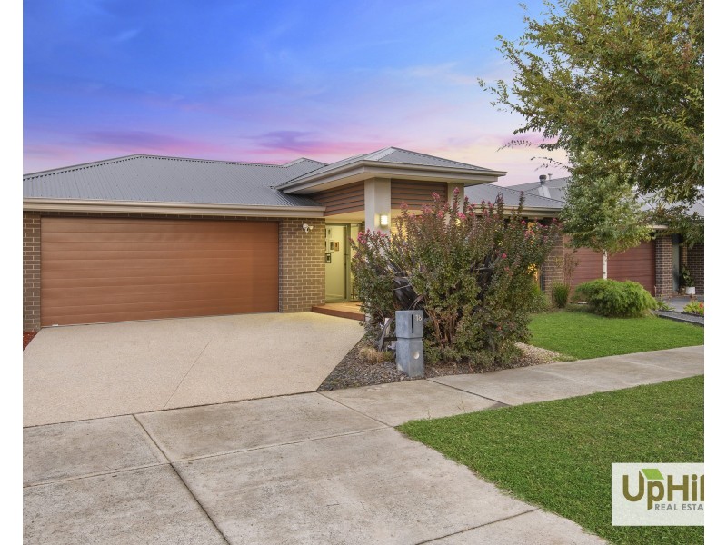 18 Thoroughbred Drive, Clyde North VIC 3978