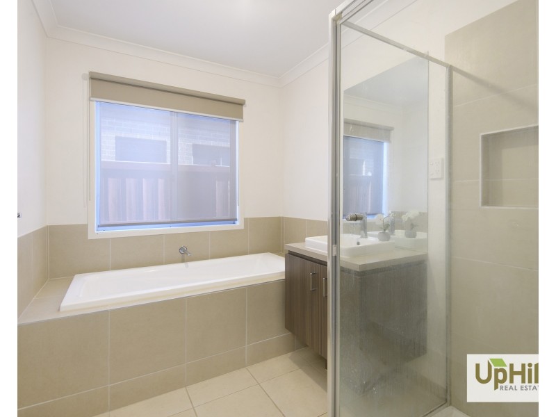 18 Saloon Circuit, Clyde North VIC 3978