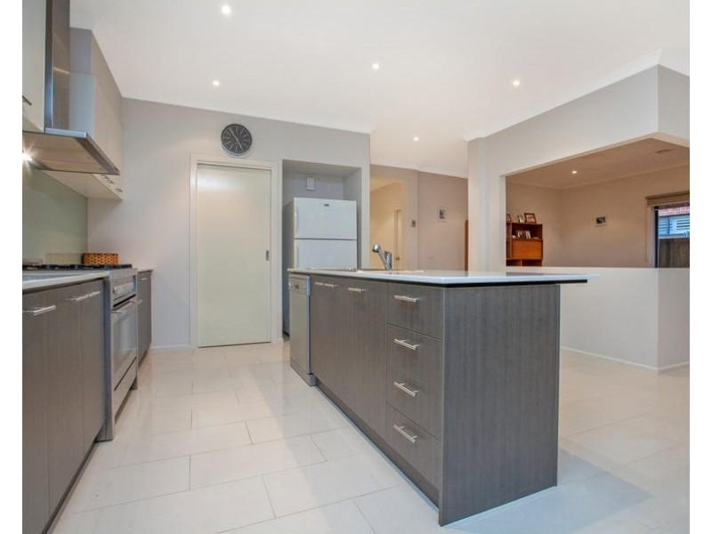 16 Curran Drive, Officer VIC 3809