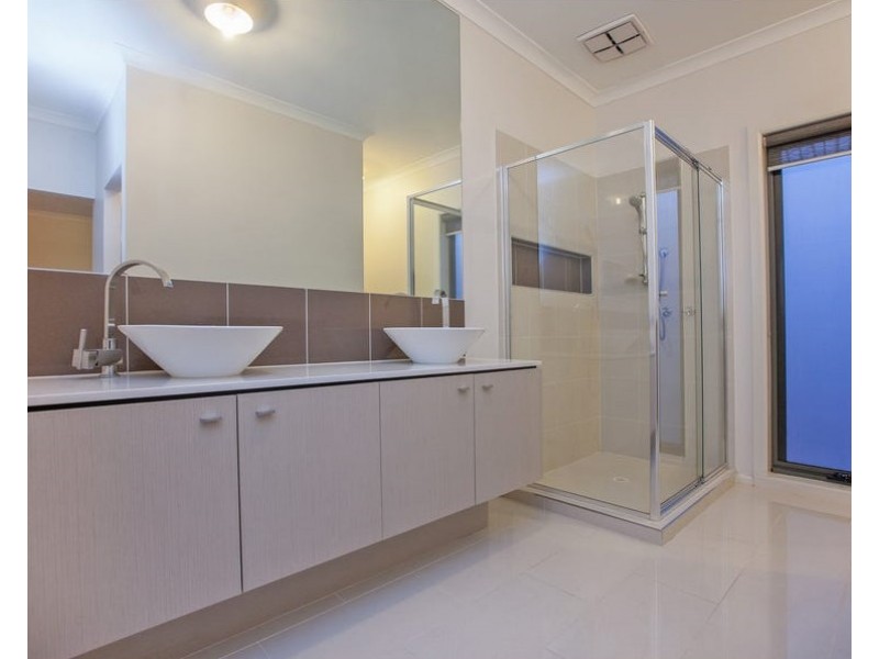 16 Curran Drive, Officer VIC 3809