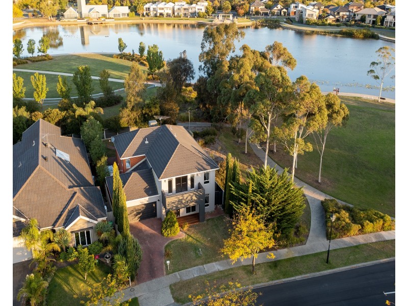 19 Clearwater Drive, Pakenham VIC 3810