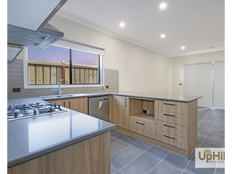 8 Somers Street, Cranbourne East VIC 3977