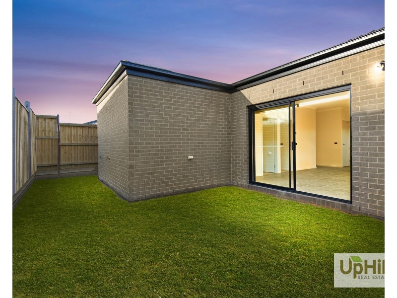 8 Somers Street, Cranbourne East VIC 3977