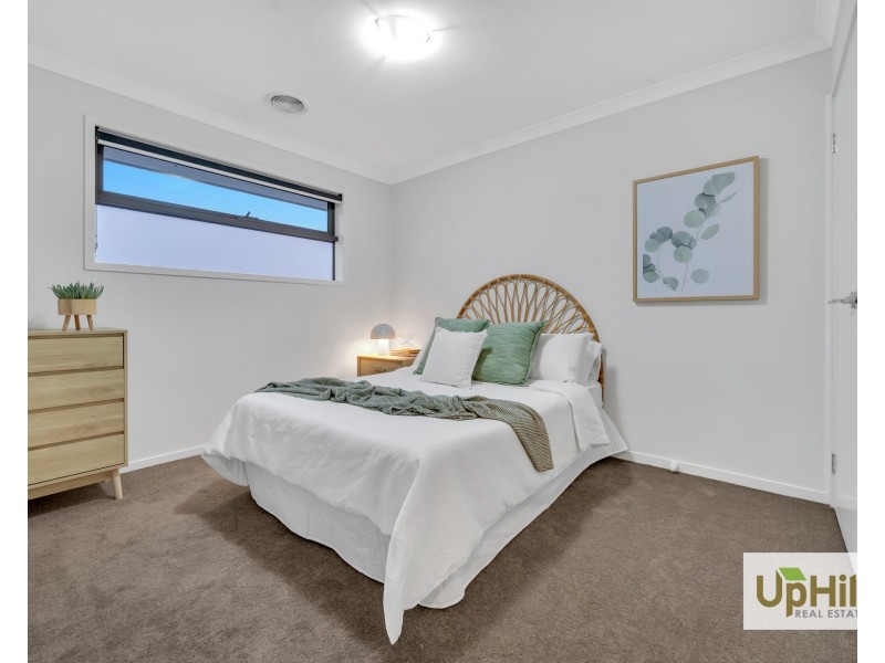 28 Selandra Boulevard, Clyde North VIC 3978