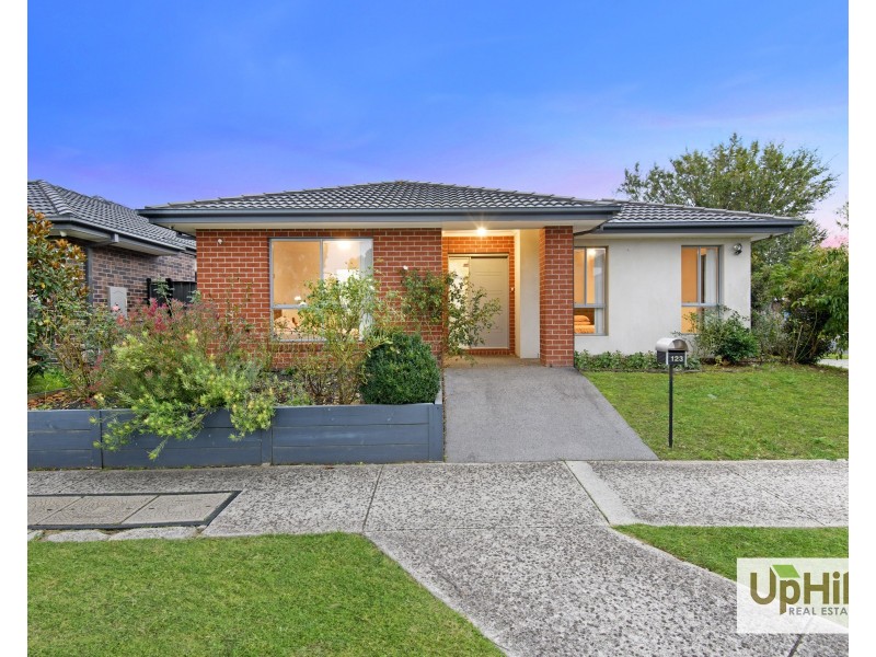 123 Selandra Boulevard, Clyde North VIC 3978