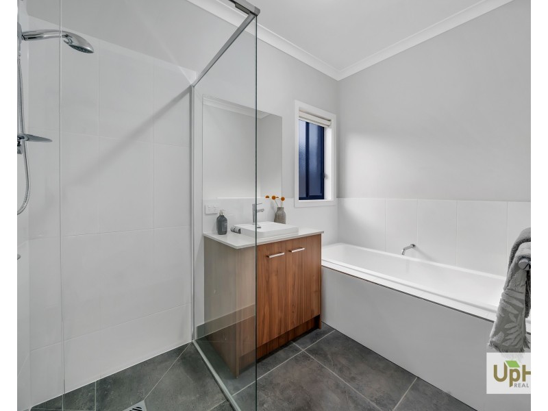 29 Athletic Circuit, Clyde VIC 3978