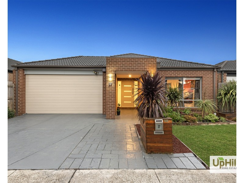 37 Fiorelli Boulevard, Cranbourne East VIC 3977