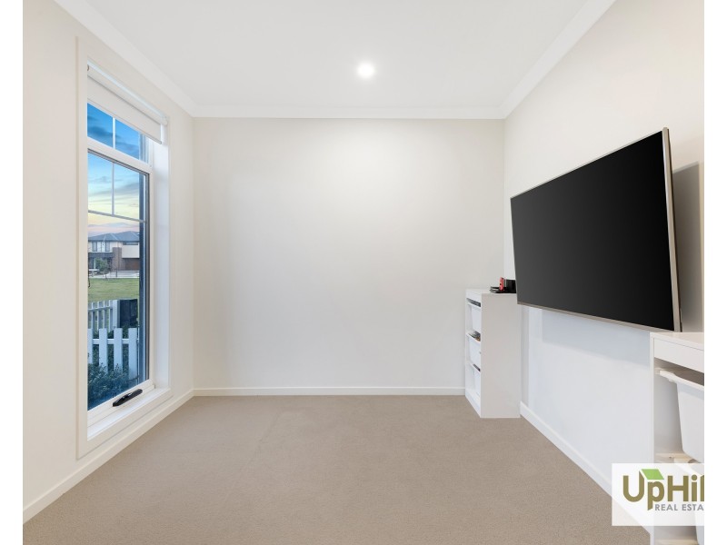 8 Hacienda Lane, Clyde North VIC 3978