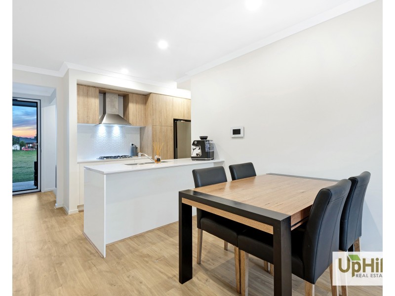 8 Hacienda Lane, Clyde North VIC 3978