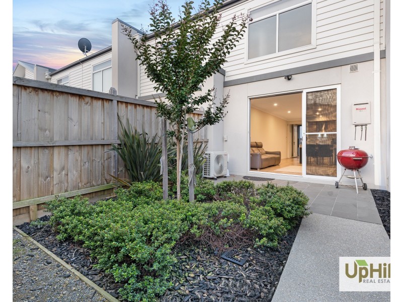 8 Hacienda Lane, Clyde North VIC 3978