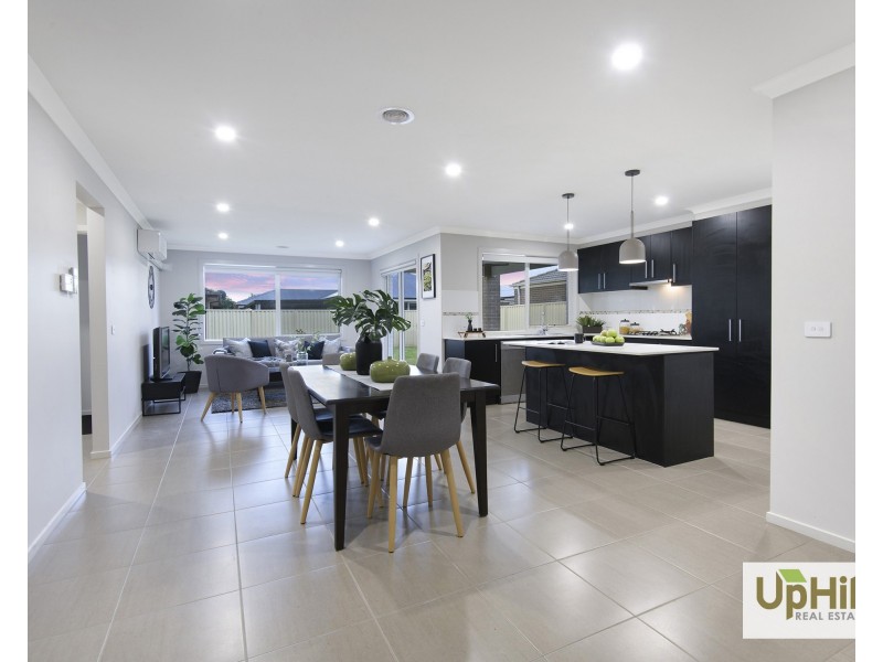 49 Blue Horizons Way, Pakenham VIC 3810