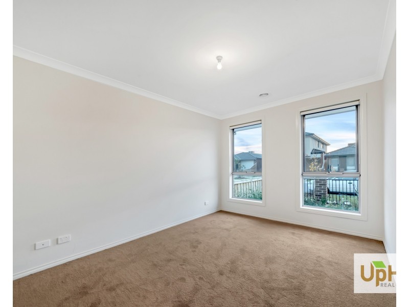 8 Maywood Street, Pakenham VIC 3810