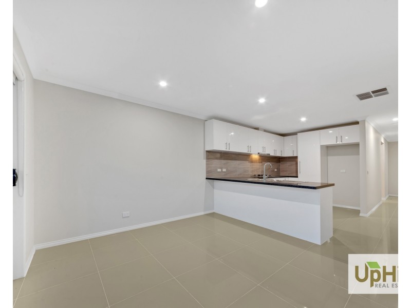 8 Maywood Street, Pakenham VIC 3810