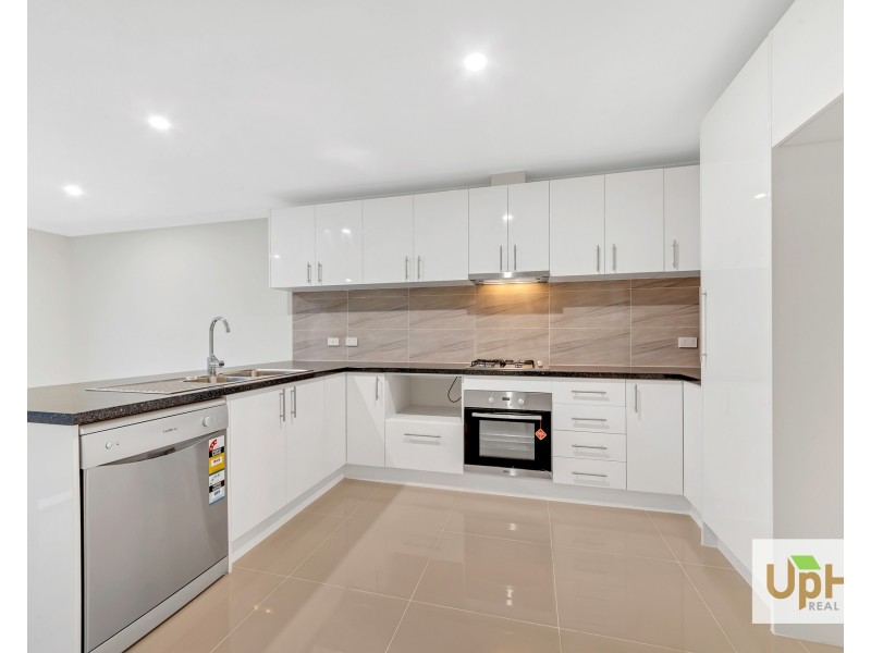 8 Maywood Street, Pakenham VIC 3810