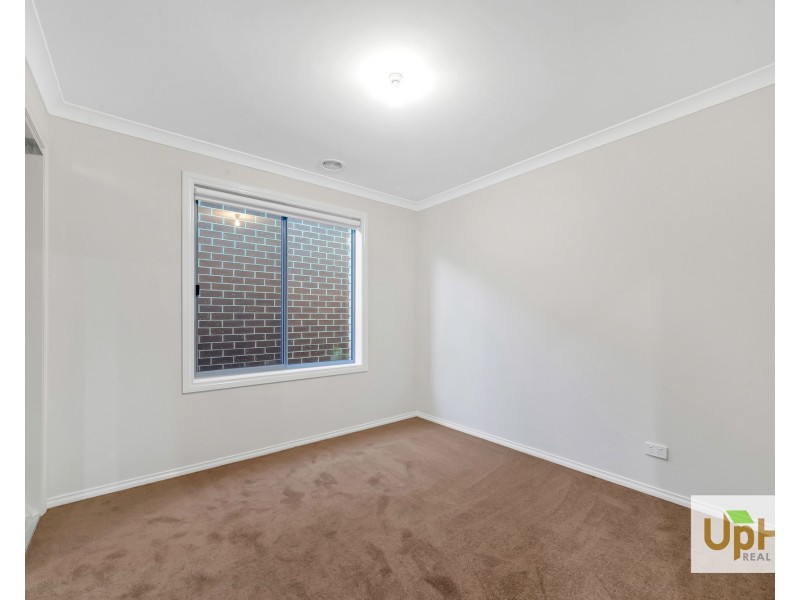 8 Maywood Street, Pakenham VIC 3810