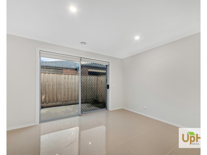 8 Maywood Street, Pakenham VIC 3810