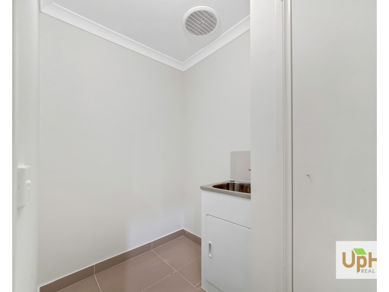 8 Maywood Street, Pakenham VIC 3810