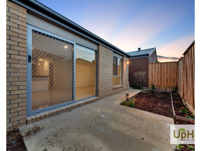 8 Maywood Street, Pakenham VIC 3810