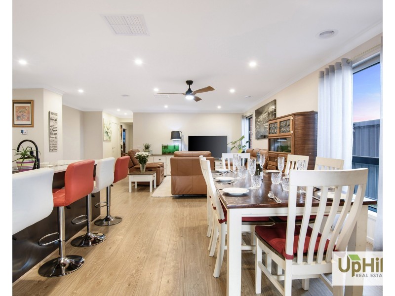 10 Luxembourg Avenue, Clyde North VIC 3978