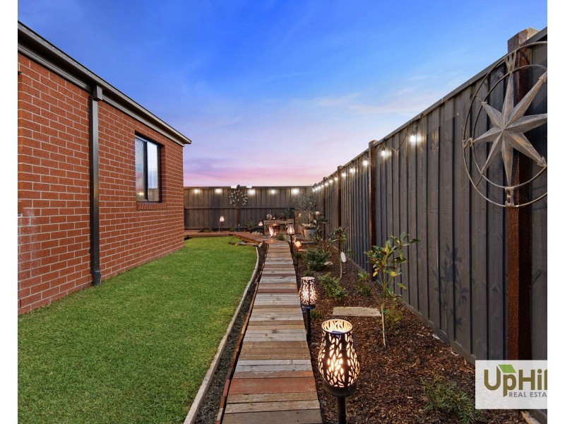 10 Luxembourg Avenue, Clyde North VIC 3978