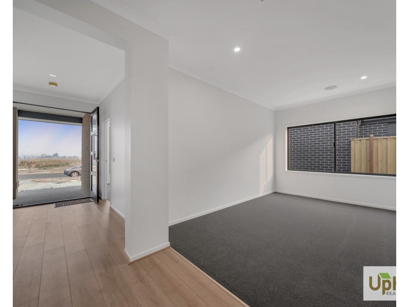 32 Cherokee Parade, Clyde VIC 3978