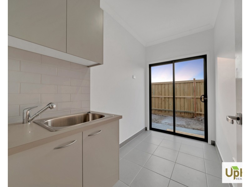32 Cherokee Parade, Clyde VIC 3978