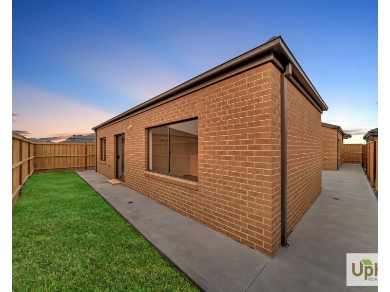 32 Cherokee Parade, Clyde VIC 3978