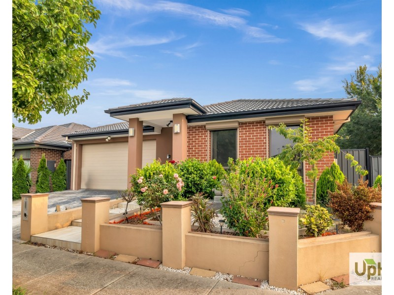 6 Falabela Road, Clyde North VIC 3978