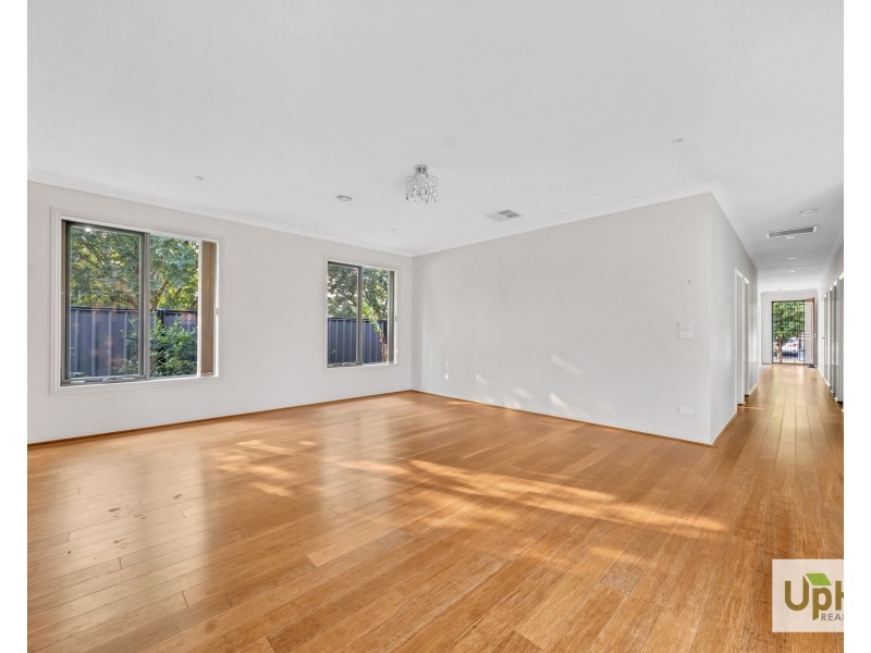 6 Falabela Road, Clyde North VIC 3978