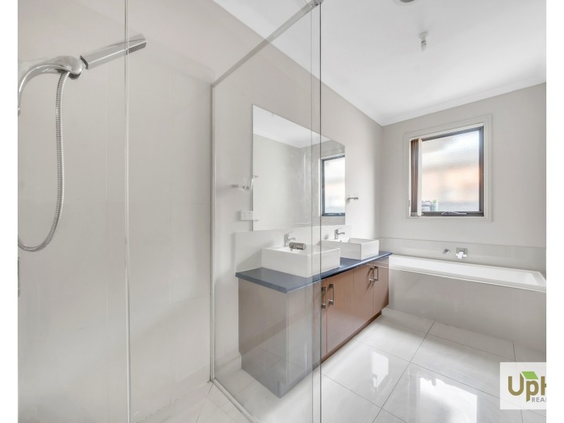 6 Falabela Road, Clyde North VIC 3978