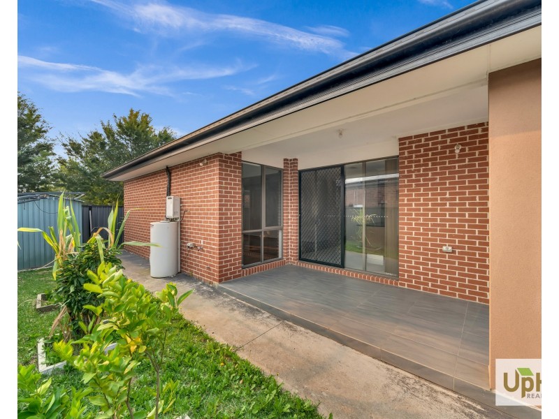 6 Falabela Road, Clyde North VIC 3978