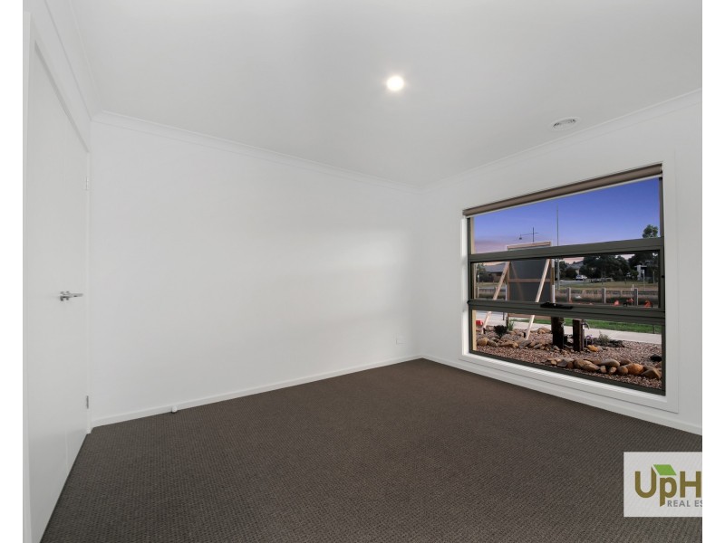24 Scotland Circuit, Cranbourne West VIC 3977
