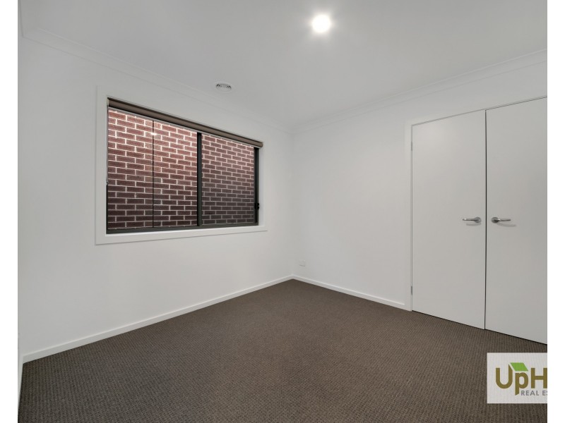 24 Scotland Circuit, Cranbourne West VIC 3977