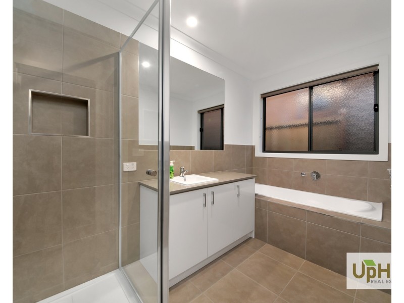 24 Scotland Circuit, Cranbourne West VIC 3977