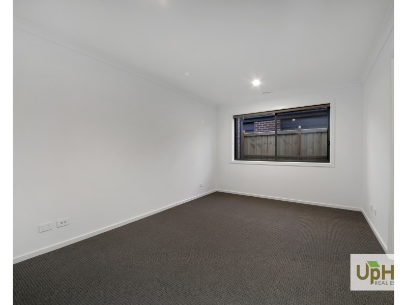 24 Scotland Circuit, Cranbourne West VIC 3977
