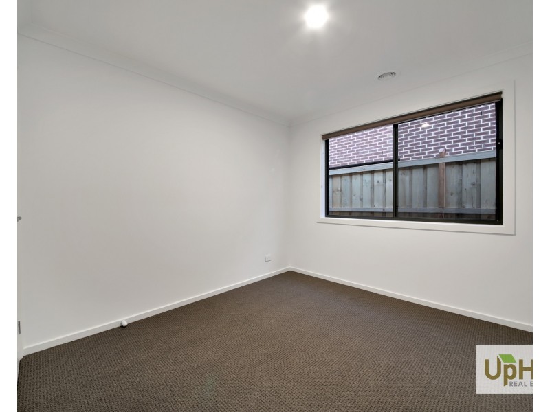 24 Scotland Circuit, Cranbourne West VIC 3977