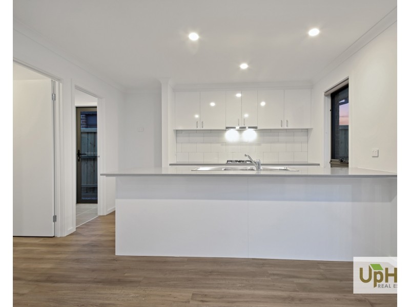 24 Scotland Circuit, Cranbourne West VIC 3977