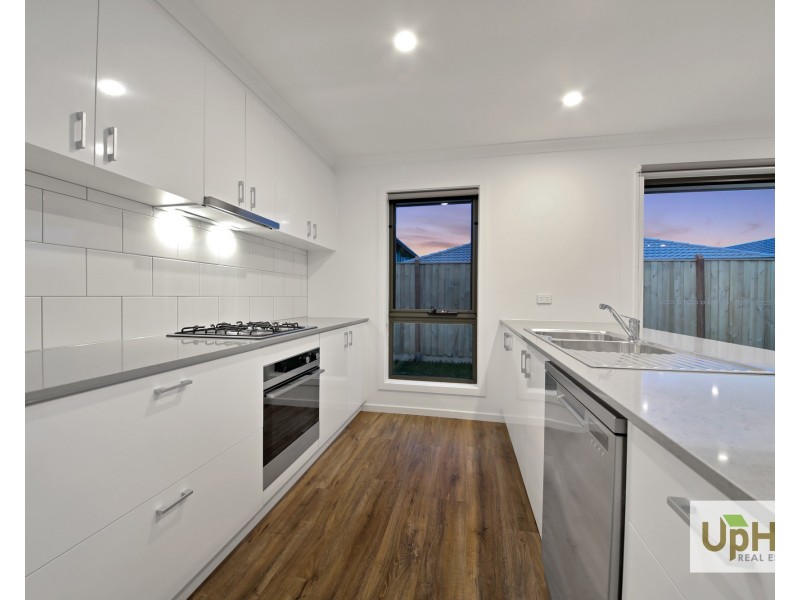 24 Scotland Circuit, Cranbourne West VIC 3977