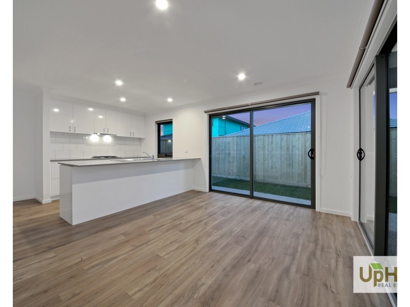 24 Scotland Circuit, Cranbourne West VIC 3977