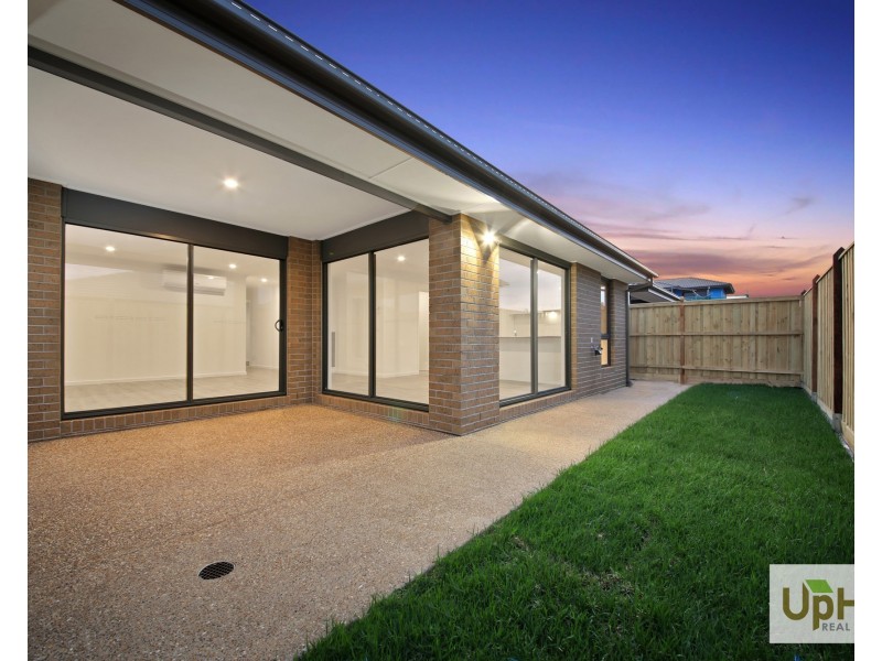 24 Scotland Circuit, Cranbourne West VIC 3977
