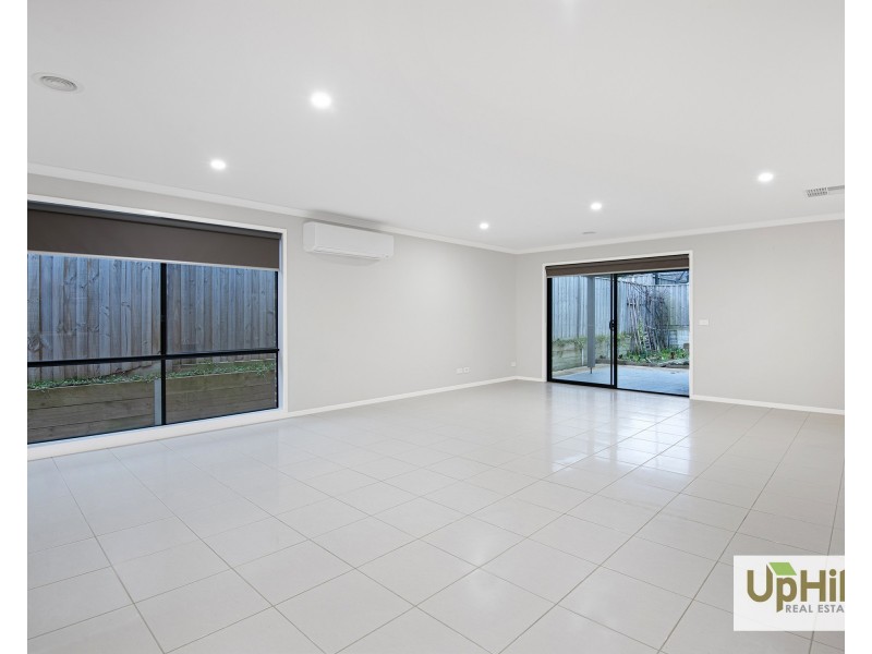 5 Corinda Street, Clyde North VIC 3978