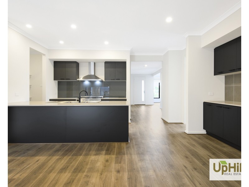 4 Eastview Terrace, Clyde VIC 3978